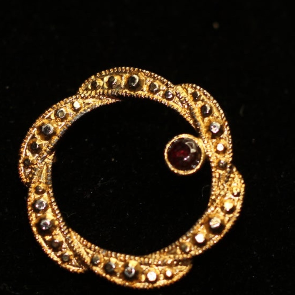 Gold Reef Brooch